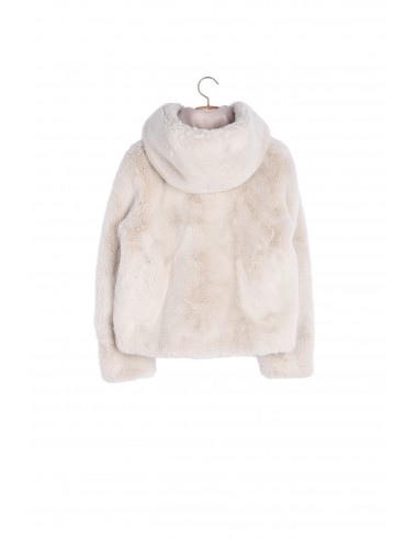 Manteau court en fausse fourrure sur le site 